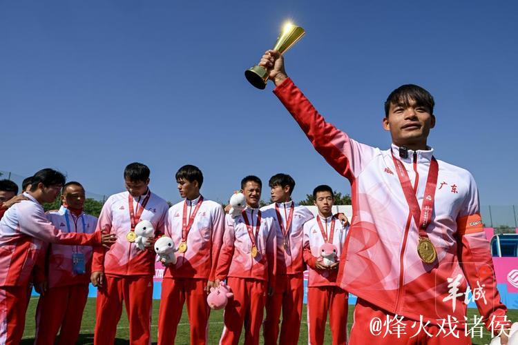 广东盲人男足摘残特奥会桂冠，队长张家彬引领欢庆